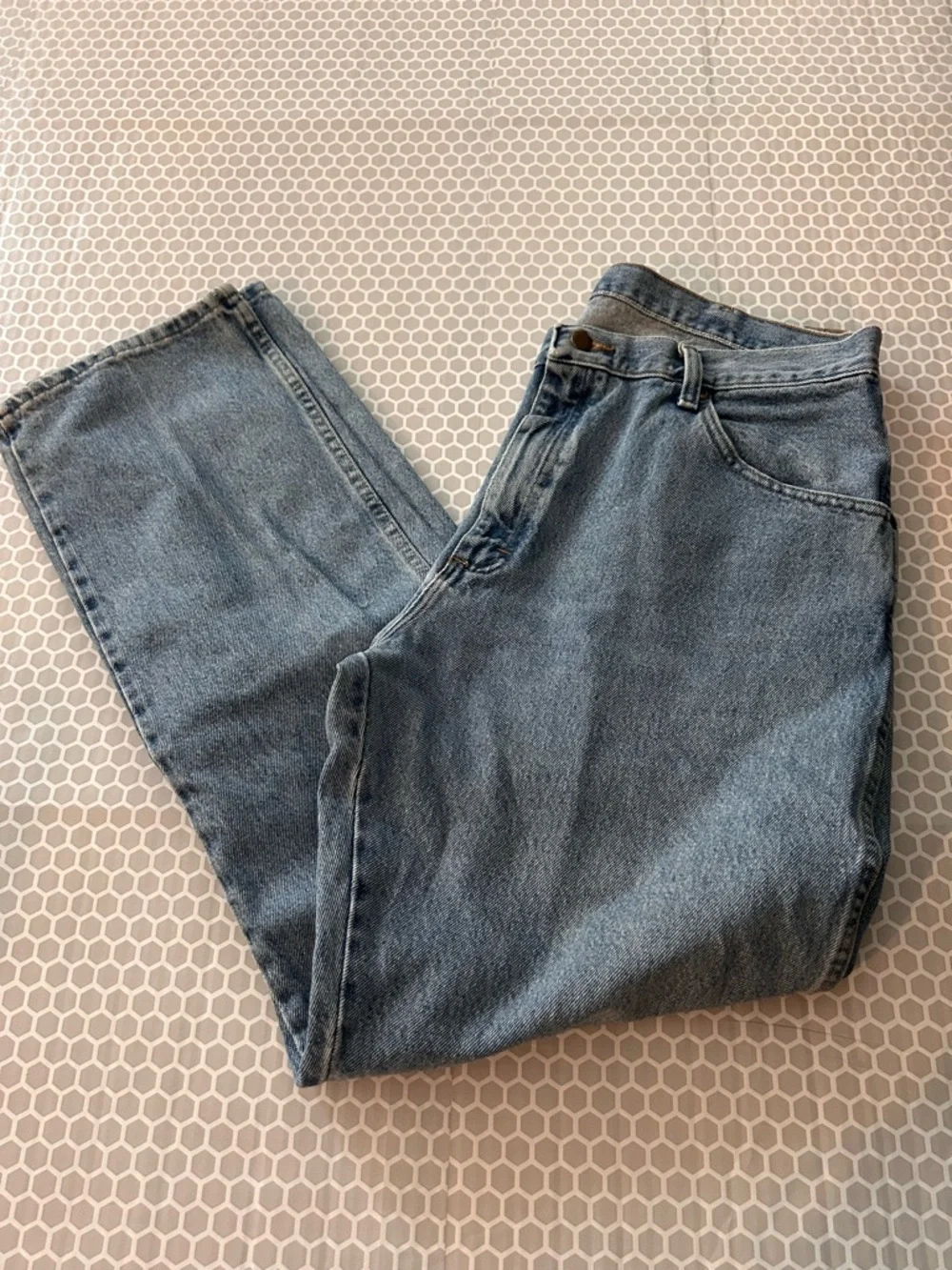 Wrangler Men's Straight Light Blue Denim Jeans. Size 38x42